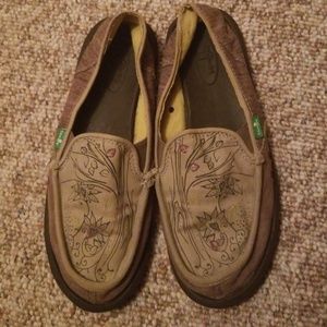 Sanuk slides